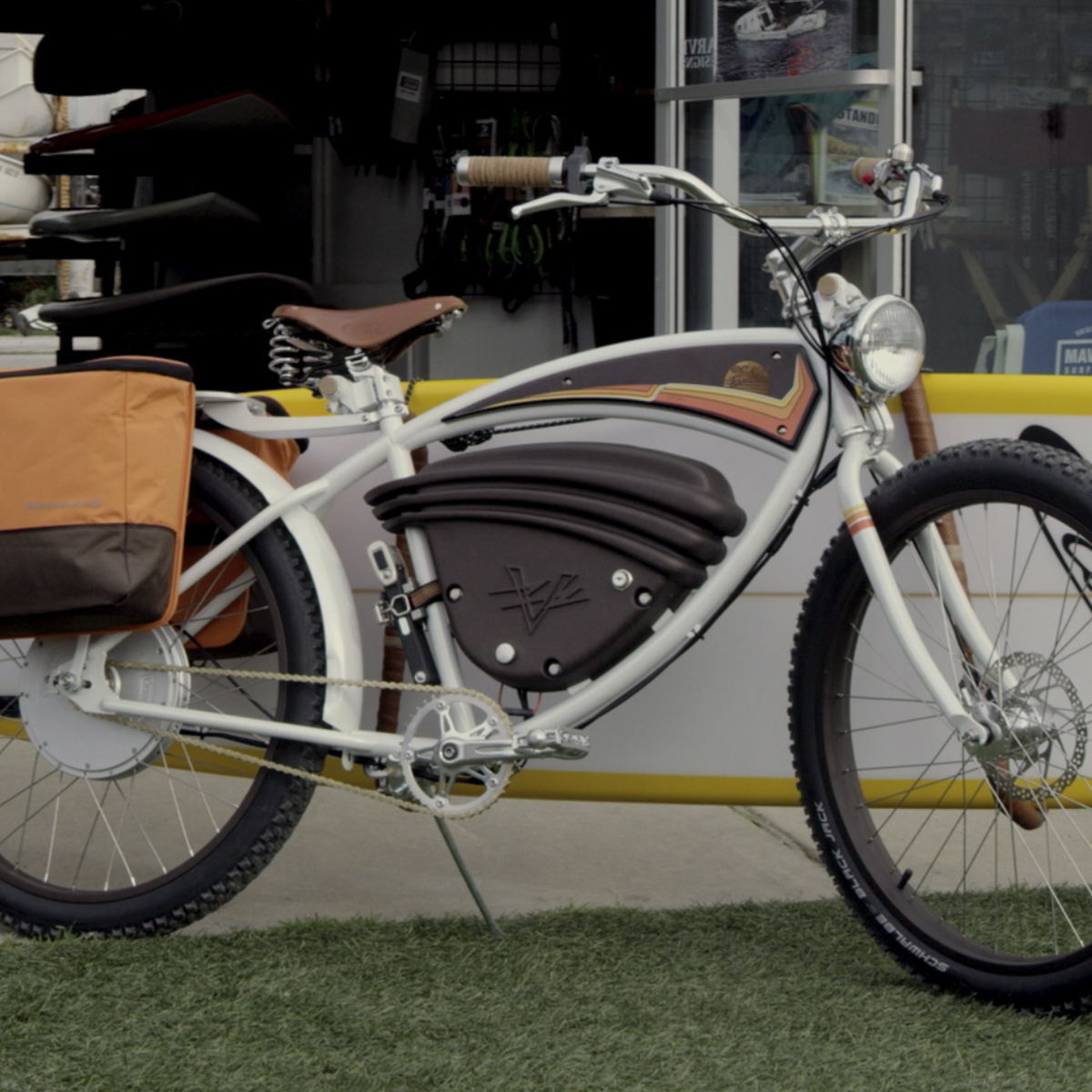 伝説のサーファーをイメージしたオシャレでレトロな電動バイク「Jeff