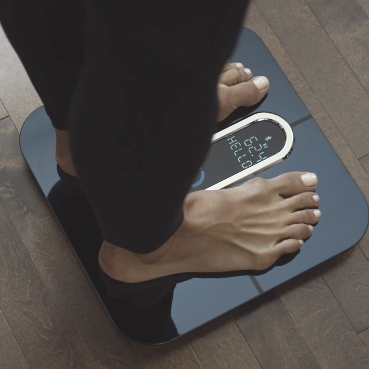 乗るだけで様々な健康データが分かるAI搭載のスマート体重計「Adore」