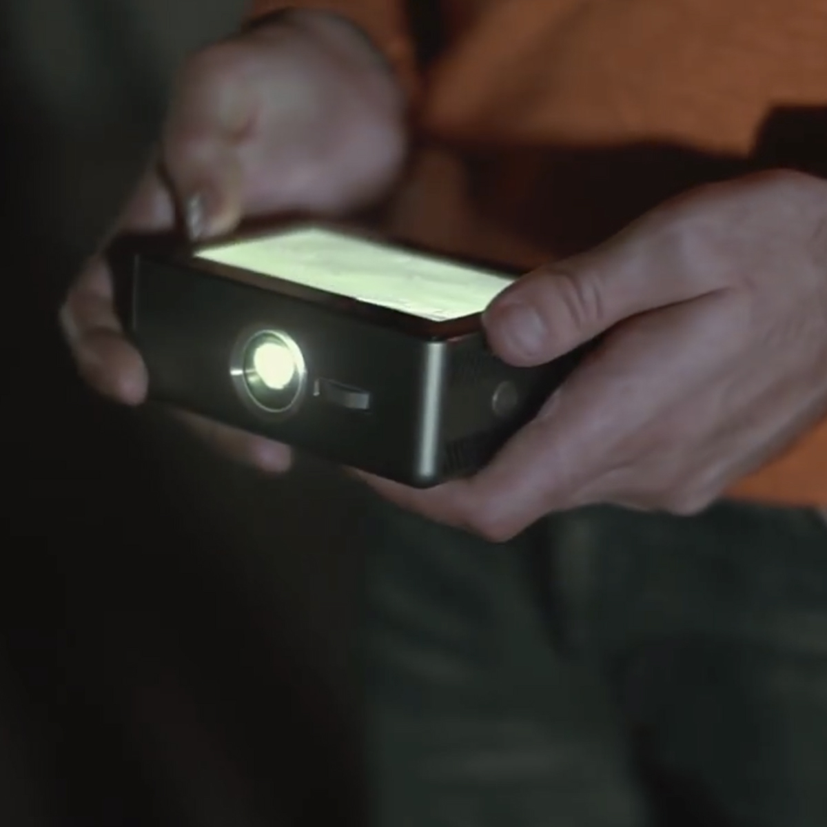 コンピューターを搭載しネット接続も可能な小型スマートプロジェクター「Sweam」 - bouncy / バウンシー