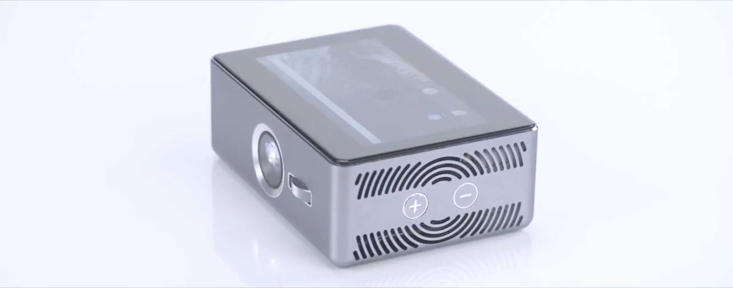 コンピューターを搭載しネット接続も可能な小型スマートプロジェクター「Sweam」 - bouncy / バウンシー