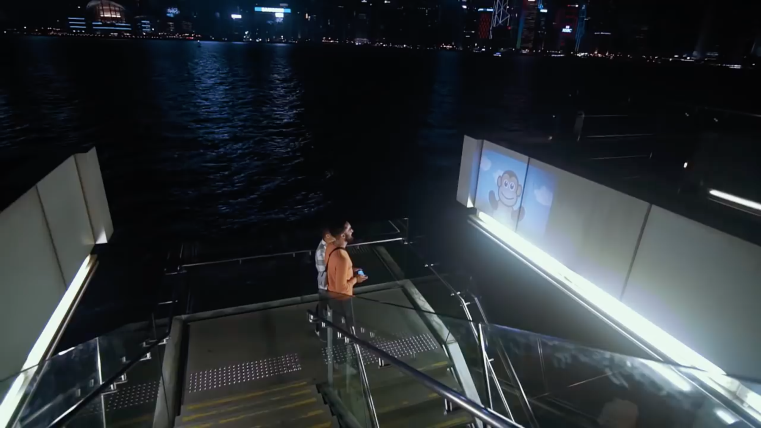 コンピューターを搭載しネット接続も可能な小型スマートプロジェクター「Sweam」 - bouncy / バウンシー