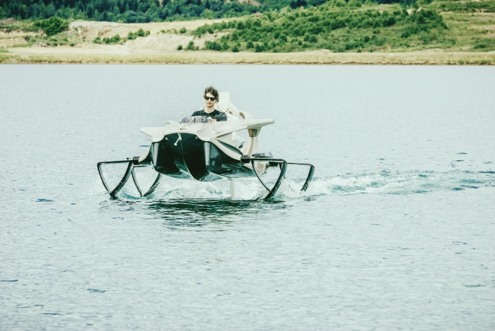 水面を華麗に進む電動水中翼船「Quadrofoil Q2」 - bouncy