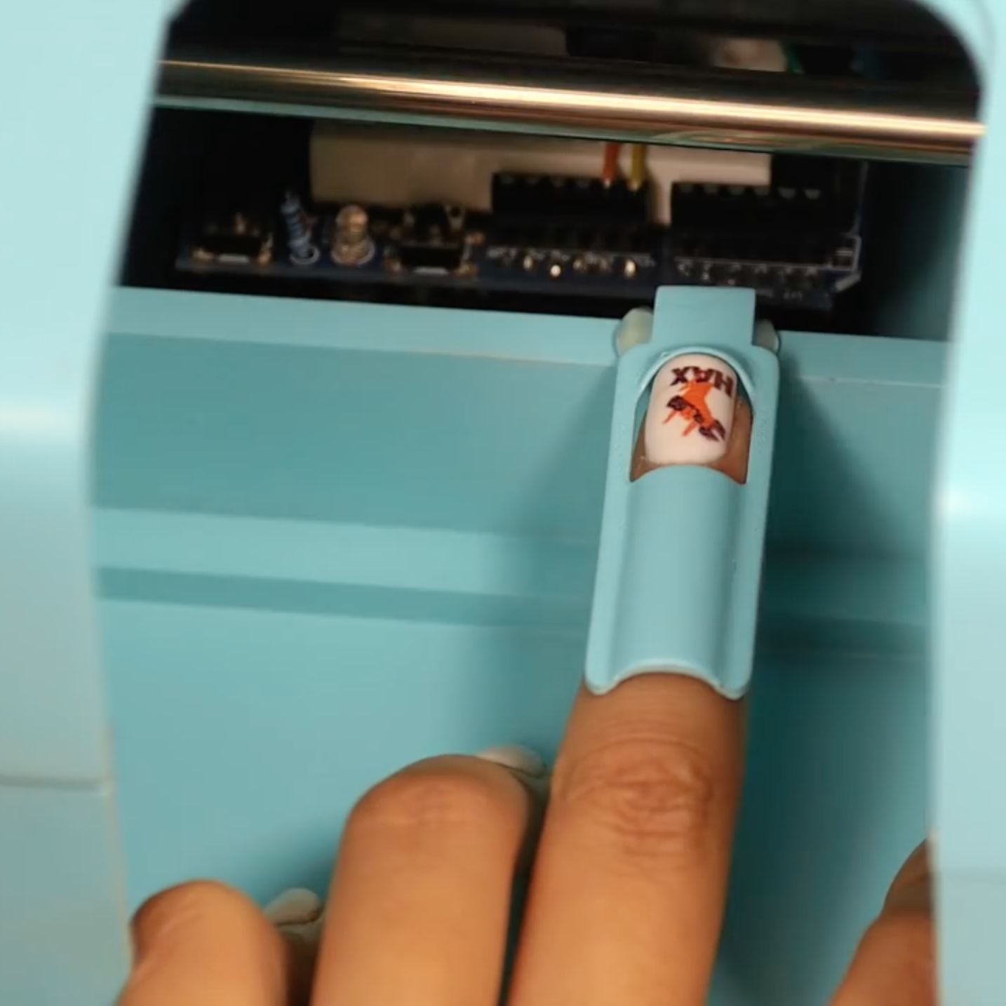 オリジナルネイルアートが一瞬で完成「Nailbot」