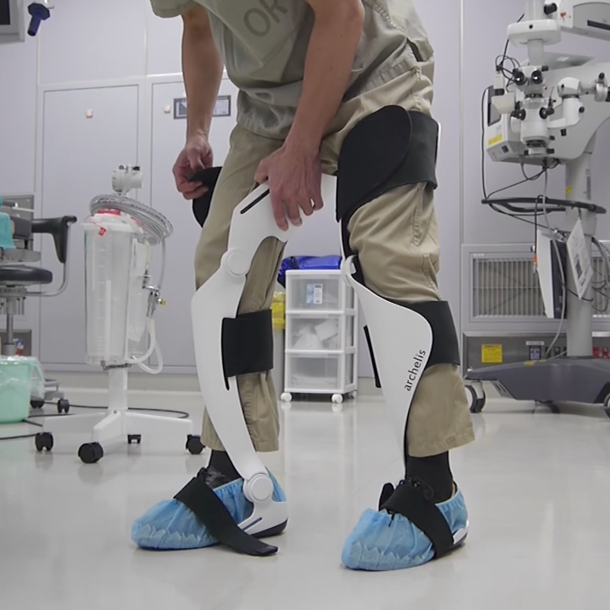 医療現場の負担を軽減するウェアラブルチェア「archelis」
