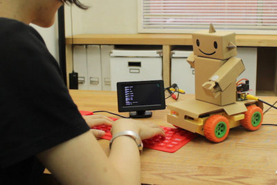 プログラミングを楽しく学べる組み立て式ロボ『ソビーゴ』