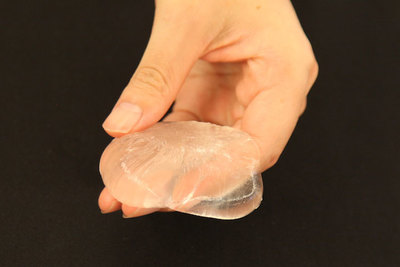 不思議なプニプニの水が作れる!　触れる図鑑『つかめる水』