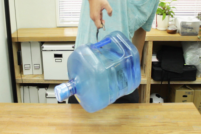 机、壁際、手すり……どこにでもカバンをかけられるバッグハンガー『クリッパ』