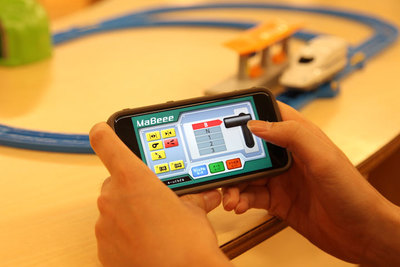 プラレールやミニ四駆を自在に操る　乾電池型IoT『MaBeee（マビー）』