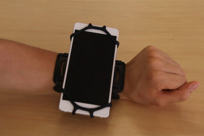 スマホを取り出すのは今日かぎり！「スマートフォンリストバンド」