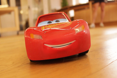 『カーズ』の動きをリアルにラジコン化　『アルティメット・ライトニング・マックィーン』