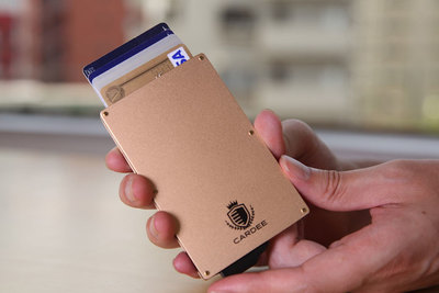 カード６枚が整列して飛び出すケース『CARDEE（カーディー）』