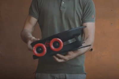 移動をもっと自由に……カバンにしまえる電動スケボー『Linky』