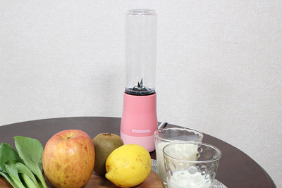 お手軽スムージー生活　作ってそのまま持ち運べる『ミニボトルブレンダー』