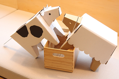 ウシやヒツジがイスに　子供が喜ぶダンボール家具