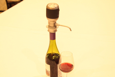 瞬時にワインがおいしくなる！ 世界初の電動ワインディスペンサー「Vinaera（ビナエラ）」🍷