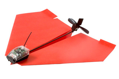 自分で折った紙飛行機が操縦できるように！？空飛ぶデバイス『PowerUp 3.0』