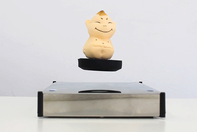 空中浮遊するディスプレイスタンド「LEVISTAGE」