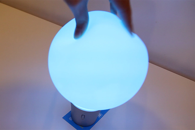 揉むと色が変わる不思議な照明「COLOR UP」