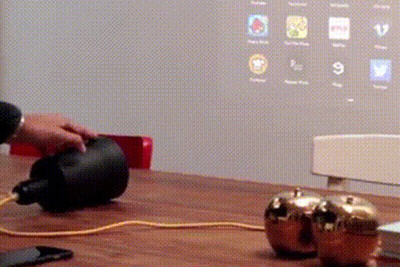 発想がスゴい！ 照明ソケットに取り付けられる照明兼プロジェクター「Beam」