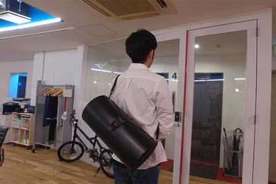 シワを付けない新しいスーツバッグ！ポイントは「巻いて背負える」