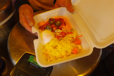 ランチにロコモコ弁当！東京・新橋のフードトラックマーケット