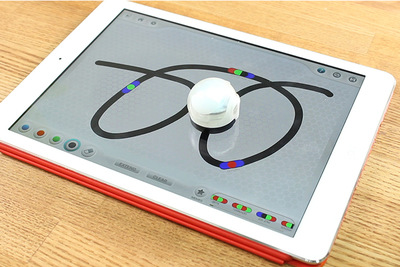 センサーで色や線を読み取って動き回るロボット「Ozobot」