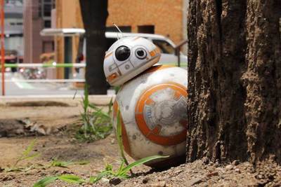スター・ウォーズの「BB-8」を再現！　スマホで動かすドロイド
