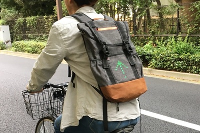 進行方向を後ろに知らせる自転車用バックパック『Moon Ride（ムーンライド）』