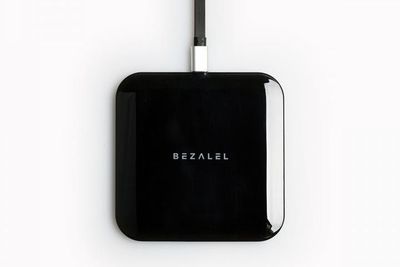 iPhone X/8/8 Plusの無接点充電「Qi」に対応したワイヤレス充電器『Futura X Wireless Charging Pad』