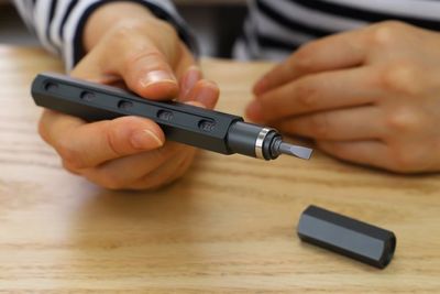 まるでロケット鉛筆……１本で工具22本分の機能『ツールペン』