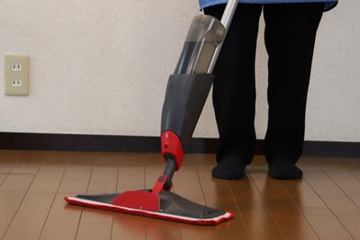 床拭き楽々！レバーで水が出る『スプレーモップ』