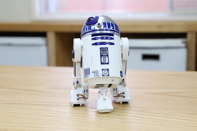 三脚、二脚、よちよち歩き……スター・ウォーズの「R2-D2」を再現したミニドロイド