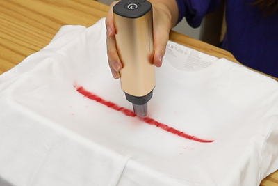 なぞるだけで襟汚れを落とせる！ シャープ『超音波ウォッシャー』