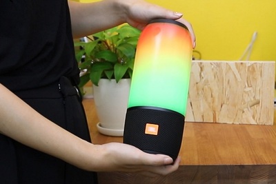 音楽に合わせて光る防水スピーカー『JBL PULSE 3』