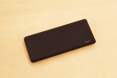 5000mAh大容量で薄い！FLUXの薄型モバイルバッテリー