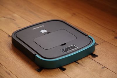 厚さわずか3.2センチ　家具下に潜り込む「超薄型ロボット掃除機」