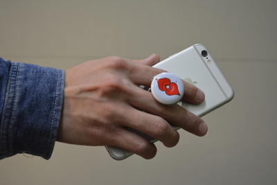 グリップ、スタンド、シャッター……多機能スマホアクセサリー『Fingerball（フィンガーボール）』