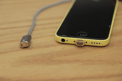 磁石でくっつく！？　スマホをラクに充電できる「asap X‐Connect」