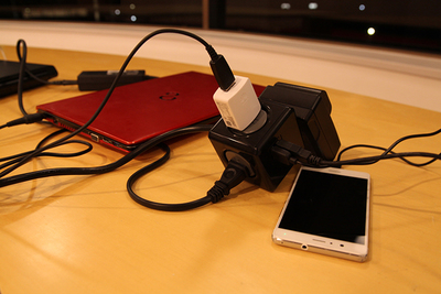 仕事場に最適！プラグ同士が邪魔せず差せる延長コード『Power Cube（パワーキューブ）』