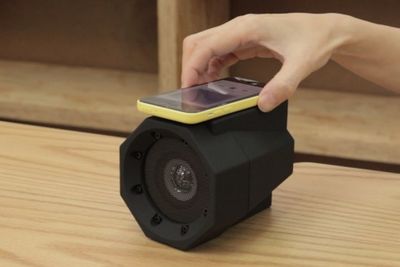 接続不要！ スマホを置くだけで音を増幅 『FLUX（フラックス）スピーカー』