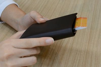 レバー１つでカードを出し入れ！便利な財布『CARDEE Wallet』