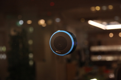 壁に、自転車に、カラビナに……どこでもくっつく防水ワイヤレススピーカー『aquapod』