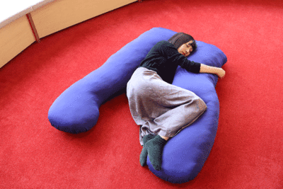 抱き枕に挟まれる？！　『ツインテール挟まれ枕』