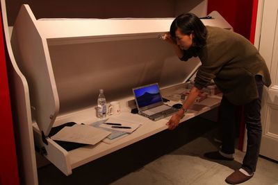 デスクがベッドに変形……省スペース家具『デスクベッド』