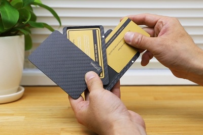 カードも小銭も片手でサッ！高機能カードケース『PITAKA(ピタカ）』