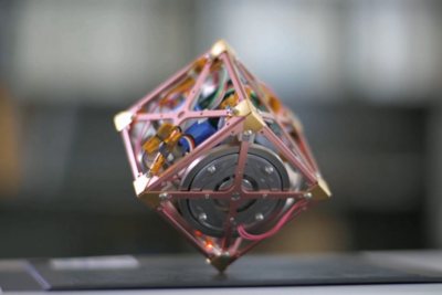 1点でバランスを保つ謎の立方体！JAXA開発『超小型三軸姿勢制御モジュール』