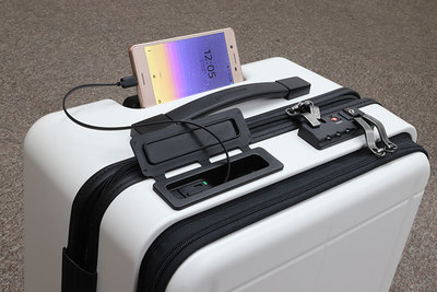 充電や盗難防止機能もついた多機能キャリーケース『マックスパス スマート』