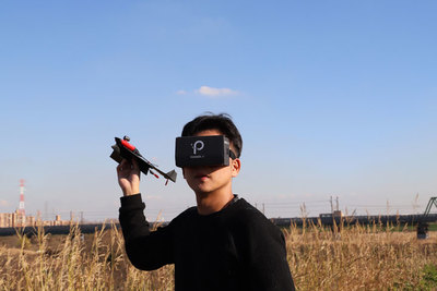 紙飛行機に乗れる！？ VRで操縦できるカメラ搭載ドローン『PowerUp FPV（パワーアップFPV）』