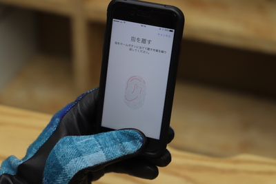 スマホの指紋認証ができる手袋『EVOLG（エヴォログ）』