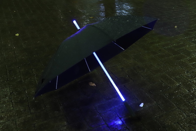 雨の日のアウトドアも楽しくなる！７色に光る傘『ライトブレードアンブレラ』